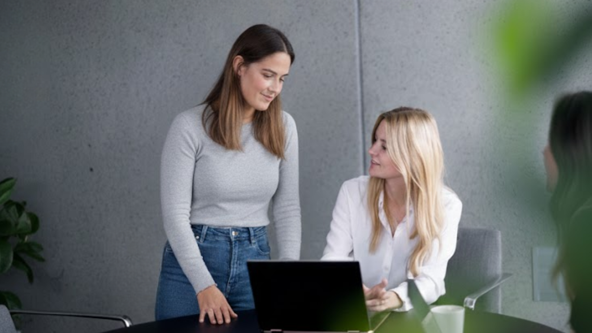 Charlotte og Eirin jobber sammen